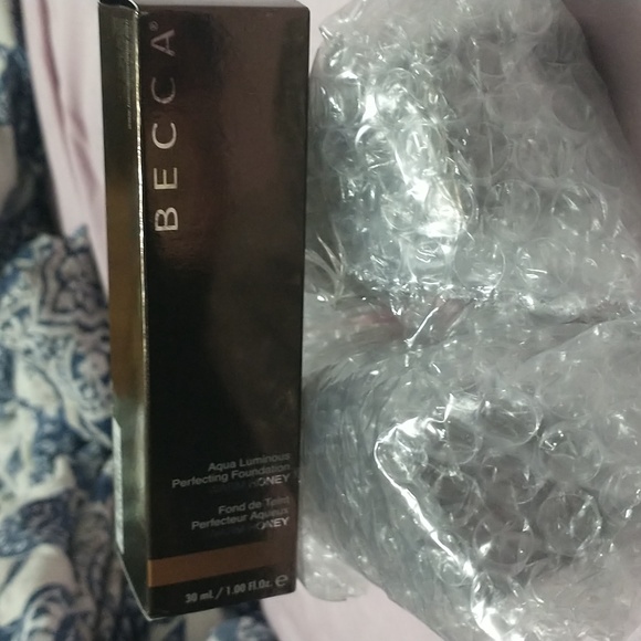 Becca Warm Honey Aqua Luminous Perfecting Foundation - Picture 5 of 6